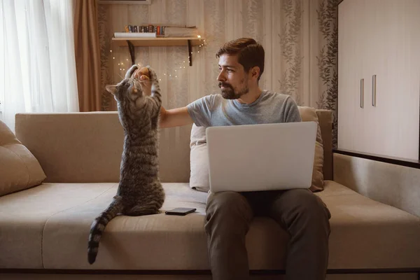 Jonge Aantrekkelijke Lachende Man Browsen Zijn Laptop Thuis Zitten Gezellige — Stockfoto