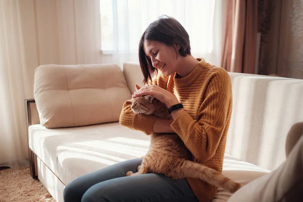 Jovem Mulher Asiática Descansando Com Animal Estimação Sofá Casa Ensolarado — Fotografia de Stock