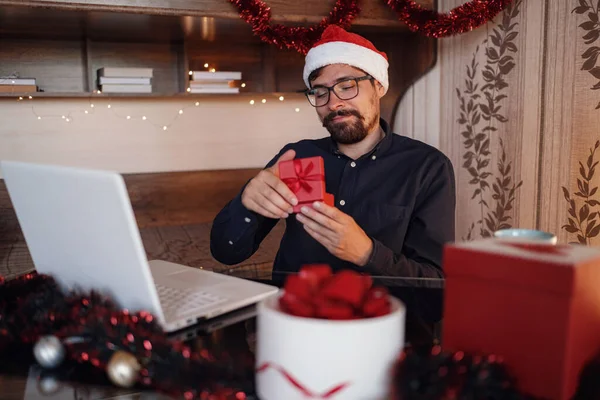 Wirtualne Przyjęcie Świąteczne Man Smiling Wearing Santa Hat Business Video — Zdjęcie stockowe