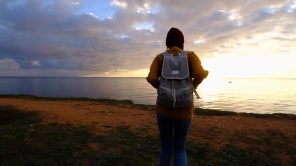 Schöne freie und wilde Frau über dem Himmel bei Sonnenuntergang über dem Meer — Stockvideo