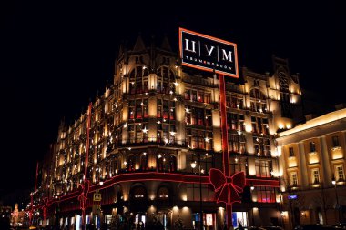 Moskova, Rusya, 10 Ocak 2020: Moskova 'nın merkezinde Yeni Yıl ve Noel kutlaması. Sokakların zarif dekorasyonu. TSUM binası