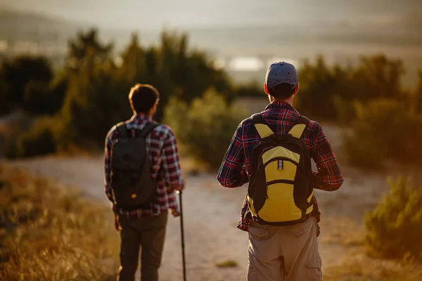 Dos Hombres Excursionistas Disfrutan Paseo Naturaleza Hora Del Atardecer Verano — Foto de Stock