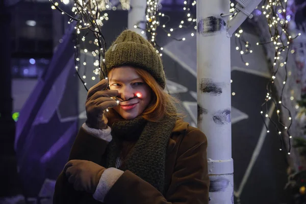 Giovane Donna Sorridente Posa Strada Fiera Natale Sullo Sfondo Modello — Foto Stock