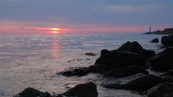 Video con hermosa vista de la mañana de la costa sur rocosa del Mar Negro — Vídeo de stock