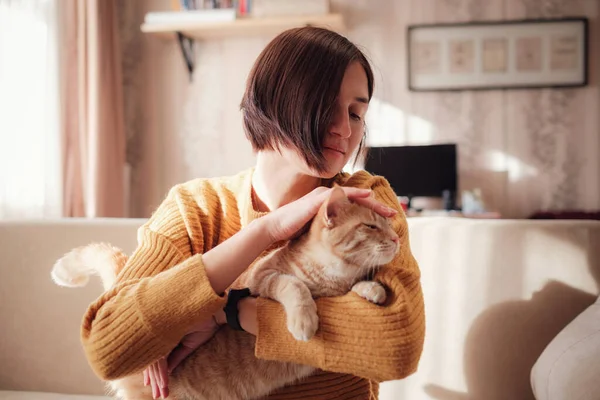 Ung Asiatisk Kvinna Vilar Med Husdjur Soffan Hemma Soligt Vacker — Stockfoto