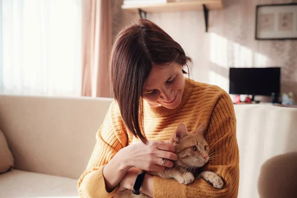 Jovem Mulher Asiática Descansando Com Animal Estimação Sofá Casa Ensolarado — Fotografia de Stock