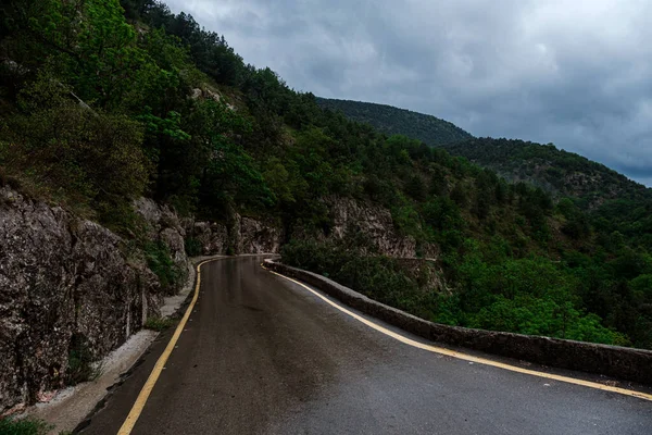 우기에는 산속의 관통하는 아스팔트 도로가 내리는 내리는 내리는 아스팔트 — 스톡 사진