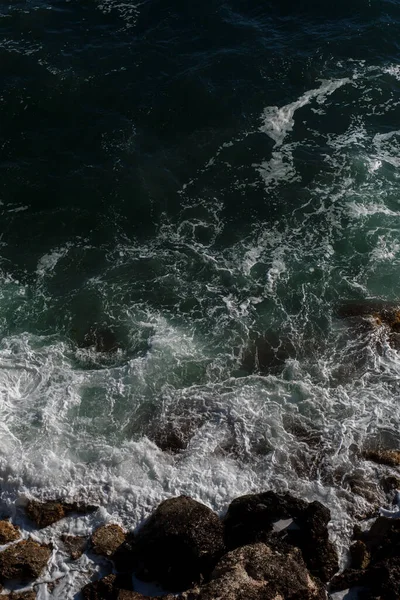 Ωκεανό κύμα φόντο θραύση θάλασσα βραχώδη ακτή — Φωτογραφία Αρχείου
