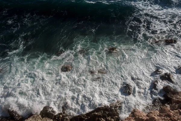 Océano olas fondo rompiendo agua de mar costa rocosa — Foto de Stock
