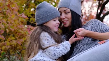 Anne ve üç yaşındaki kızı parkta piknik yapıyorlar.