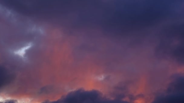 Dramatický západ slunce obloha, červené a fialové mraky západ slunce — Stock video