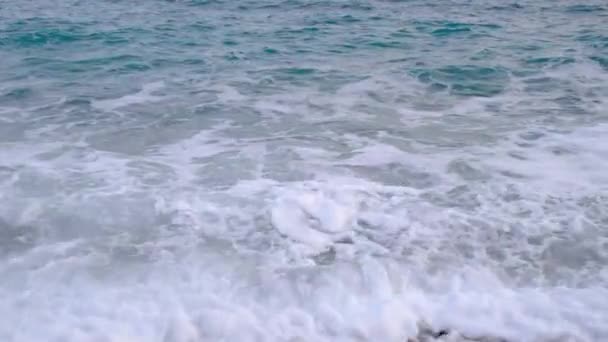 Écrasement des vagues Mouvement lent sur les rochers — Video