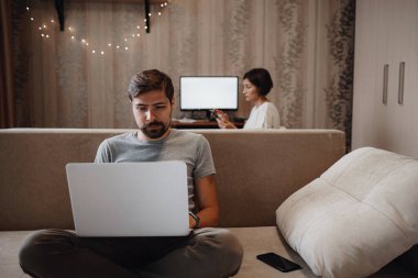 Evde çalışan ve bilgisayarla oynayan çift..