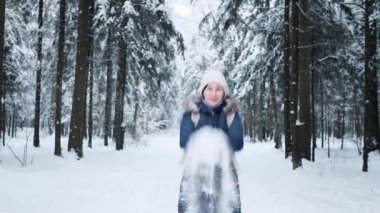 Neşeli kadın güzel kış gününün tadını çıkarıyor..