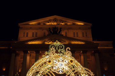 Moskova, Rusya, 10 Ocak 2020: Moskova 'nın merkezinde Yeni Yıl ve Noel kutlaması. Sokakların zarif dekorasyonu. Moskova 'daki Bolşoy Tiyatrosu