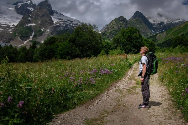Hombre Con Mochila Senderismo Las Montañas Viajes Estilo Vida Concepto — Foto de Stock