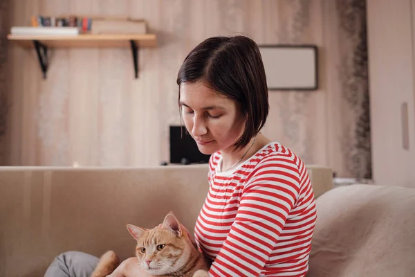 Mulher Relaxando Com Seu Gato Gengibre Tabby Sofá Cena Acolhedora — Fotografia de Stock