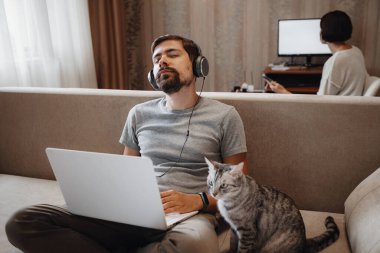 Evde çalışan ve bilgisayarla oynayan çift..