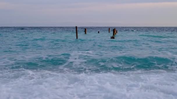 Golven die zwaaien op het zeewater. Prachtig blauw water van de oceaan met golven. — Stockvideo