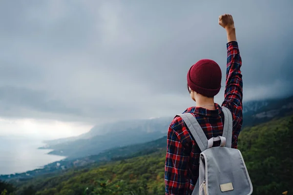 Elegante Hipster Mujer Asiática Con Sombrero Caminando Cima Las Montañas — Foto de Stock