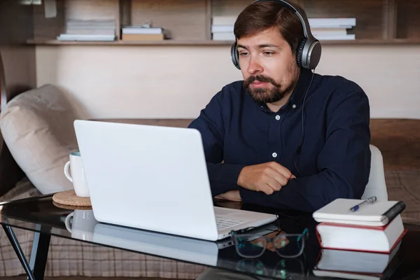 Profesor Línea Del Estudiante Masculino Feliz Usa Las Videollamadas Charla Fotos De Stock Sin Royalties Gratis