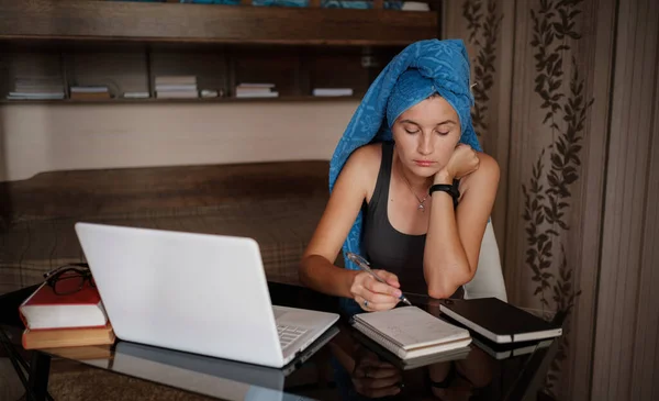 Žena Modrým Ručníkem Hlavě Pracuje Kanceláři Vzdáleně Domova Pomocí Počítače — Stock fotografie