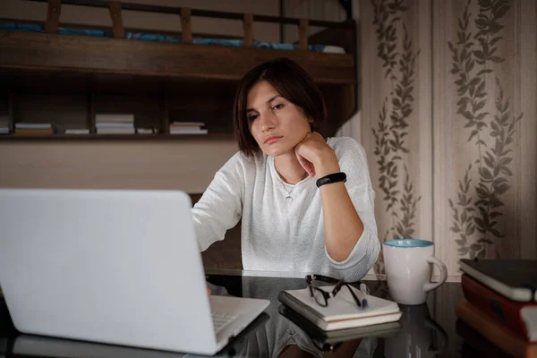 Hermosa Mujer Joven Asiática Que Trabaja Ordenador Portátil Mientras Está — Foto de Stock