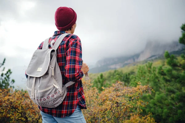 Mujer Joven Feliz Con Mochila Explorando Montañas Brumosas Concepto Viaje — Foto de Stock