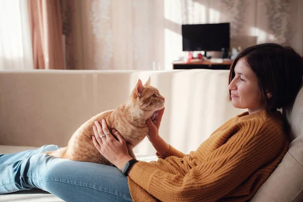 Jovem Mulher Asiática Descansando Com Animal Estimação Sofá Casa Ensolarado — Fotografia de Stock