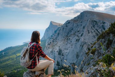 Yürüyüş yapan kadın dağ tepesi manzarasının tadını çıkarıyor. Eko-turizm seyahati. Keşif Seyahat Hedefi Konsepti