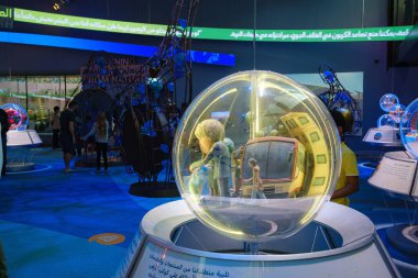 Dubai, BAE - 02.13.2021: ExPO 2020 'nin sürdürülebilirlik pavyonlarından birinin içinde. İçerde Yürümek Gelecekteki değerlerin laboratuvarı.