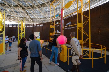 Dubai, BAE - 02.13.2021: EXPO 2020 'nin sürdürülebilirlik pavyonlarından birinin içinde çocuklar ve yetişkinler için faaliyetler