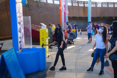 Dubai, BAE - 02.13.2021: EXPO 2020 'nin sürdürülebilirlik pavyonlarından birinin içinde çocuklar ve yetişkinler için faaliyetler