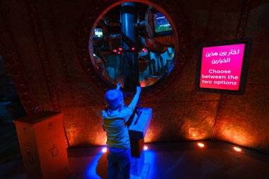 Dubai, BAE - 02.13.2021: ExPO 2020 'nin sürdürülebilirlik pavyonlarından birinin içinde. Tüketim Denizi.