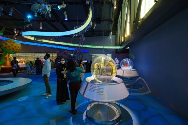 Dubai, BAE - 02.13.2021: ExPO 2020 'nin sürdürülebilirlik pavyonlarından birinin içinde. İçerde Yürümek Gelecekteki değerlerin laboratuvarı.