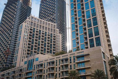 Şehir merkezindeki Dubai 'ye güzel bir manzara. Bölgeden ufuk çizgisi, Birleşik Arap Emirlikleri. Modern mimari.