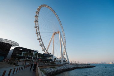 Dubai, BAE - 15 Şubat 2020: Dev metalik yapısı ve dönme dolabı olan Bluewater Adası, Ain Dubai (Dubai Eye), JBR plajı yakınlarındaki Dubai 'de tatil ve seyahat yeri olarak da bilinir.