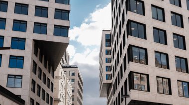 Soyut açılı ofis pencereleri arka planı. konut binalarının mimari kompleksi