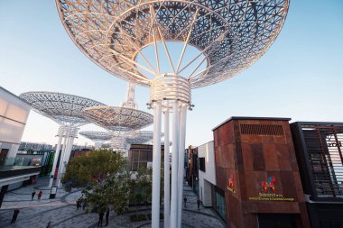 Dubai, BAE - 15 Şubat 2020: Dev metalik yapısı ve dönme dolabı olan Bluewater Adası, Ain Dubai (Dubai Eye), JBR plajı yakınlarındaki Dubai 'de tatil ve seyahat yeri olarak da bilinir.