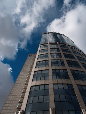 Soğuk kış gününde modern şirket binaları mavi bulutlu gökyüzüne karşı. Moskova 'daki yüksek binalar. düşük açı görünümü