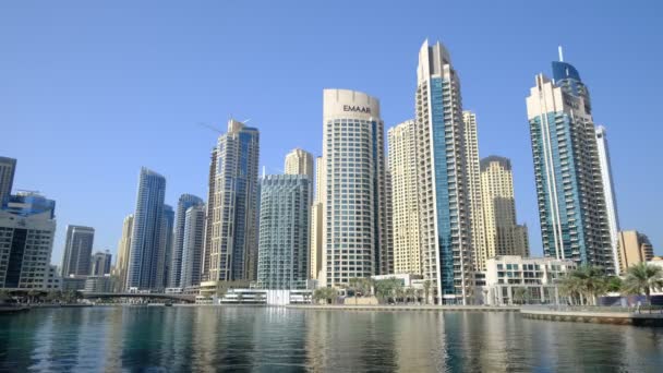 2021年2月15日，迪拜，阿联酋：有码头运河、现代摩天大楼、豪华酒店和渡船的迪拜码头 — 图库视频影像