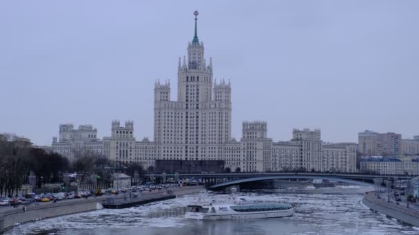 Verkeer op de rivier de Moskou tijdens de winter, het uitzicht vanaf de top — Stockvideo