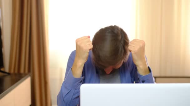 Jonge gestresste knappe man werken in de woonkamer, schreeuwen op laptop scherm en boos — Stockvideo