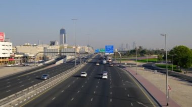 Dubai, BAE, 15.02.2021: Salgın sonrası Dubai 'de karayolu ve kavşağın hava görüntüsü. Meşhur Dubai Frame 'in yakınındaki yaya köprüsünün manzarası