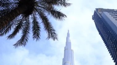 Dubai, BAE, 15.02.2021: Dünyanın en yüksek binası olan Dubai, BAE 'deki Burj Halife' nin alçak açılı görüntüsü. Şehir merkezinden görüntü