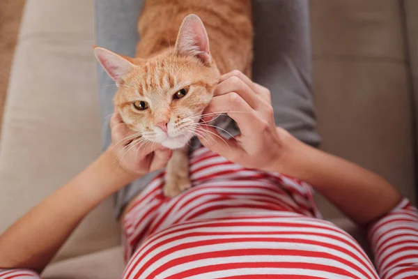 Frau Entspannt Mit Ihrer Ingwer Tabby Katze Auf Einem Sofa — Stockfoto