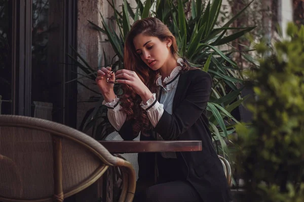 Une Femme Latine Traverse Vieille Ville Moyen Orient Promenade Dans — Photo