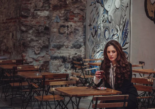 Латиноамериканка Ходит Старому Ближневосточному Городу Женщина Путешественник Стамбуле Пить Чай — стоковое фото