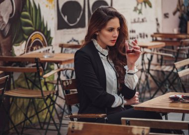 Latin bir kadın eski Orta Doğu kasabasında yürüyor. İstanbul 'da kadın gezgin ve Beyoğlu, İstanbul, Türkiye' de Kafe 'de hindi çayı içiyor.