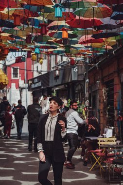 Latin bir kadın eski Orta Doğu kasabasında yürüyor. İstanbul caddesinde yürüyen ve Arap kent mimarisi, Beyoğlu ilçesi, İstanbul, Türkiye 'nin tadını çıkaran.